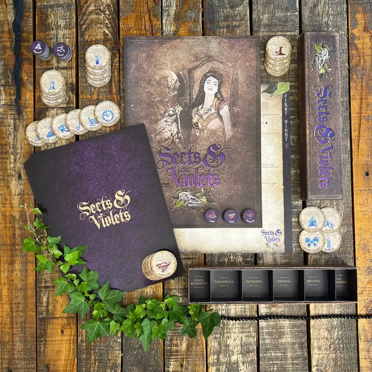 La edición Sects & Violets con sus fichas