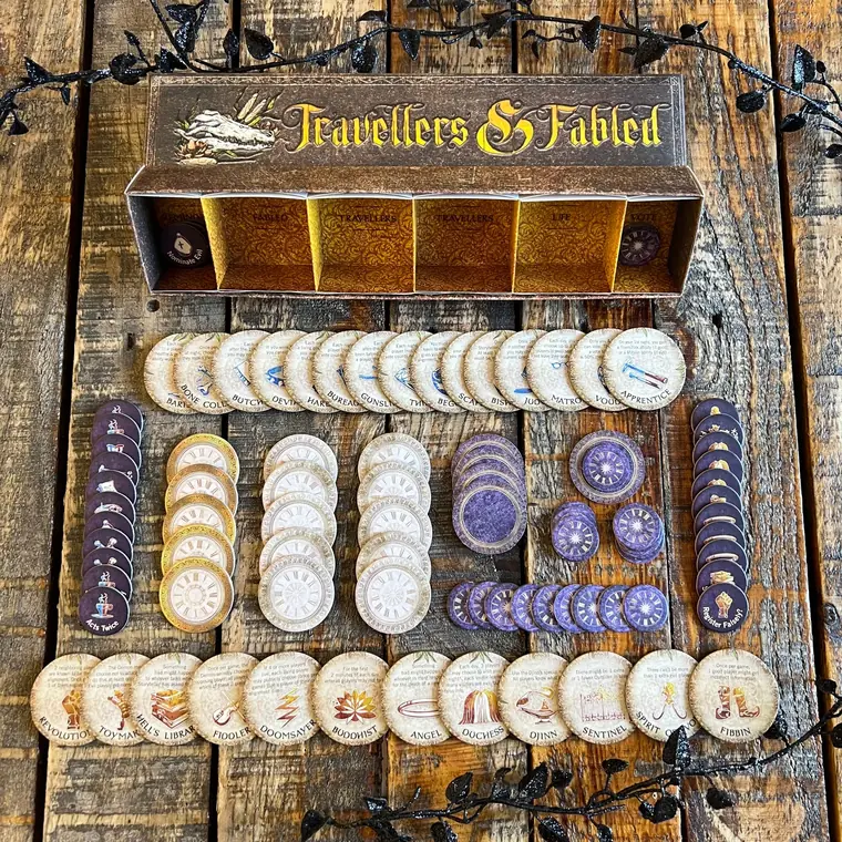Las fichas de Travellers & Fabled con su caja
