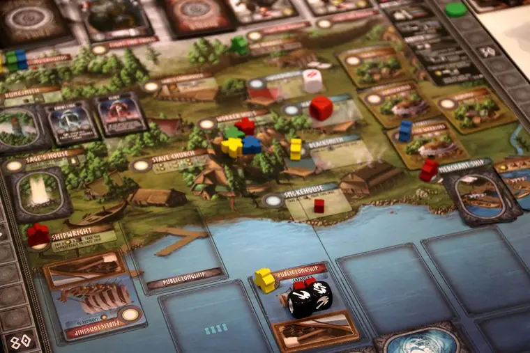 El tablero en juego, con trabajadores y dados