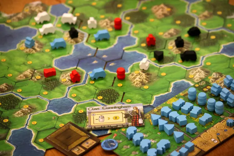El mapa con ganado, edificios y un tablero de jugador