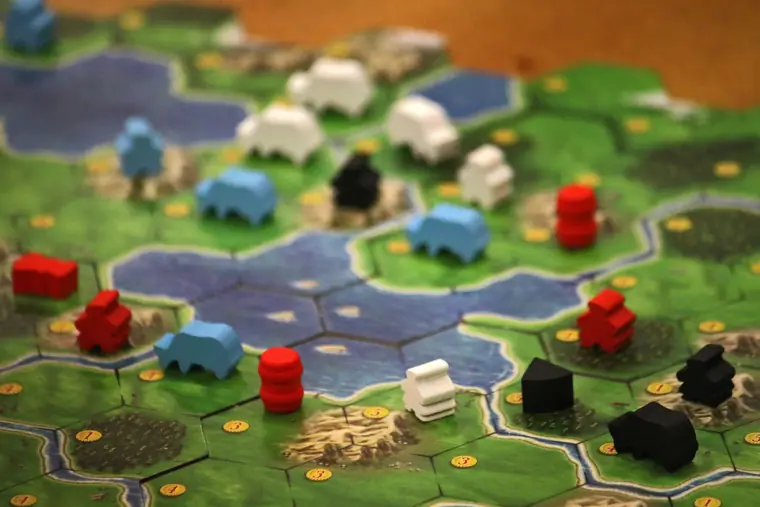 Vacas, ovejas y edificios de madera sobre el mapa