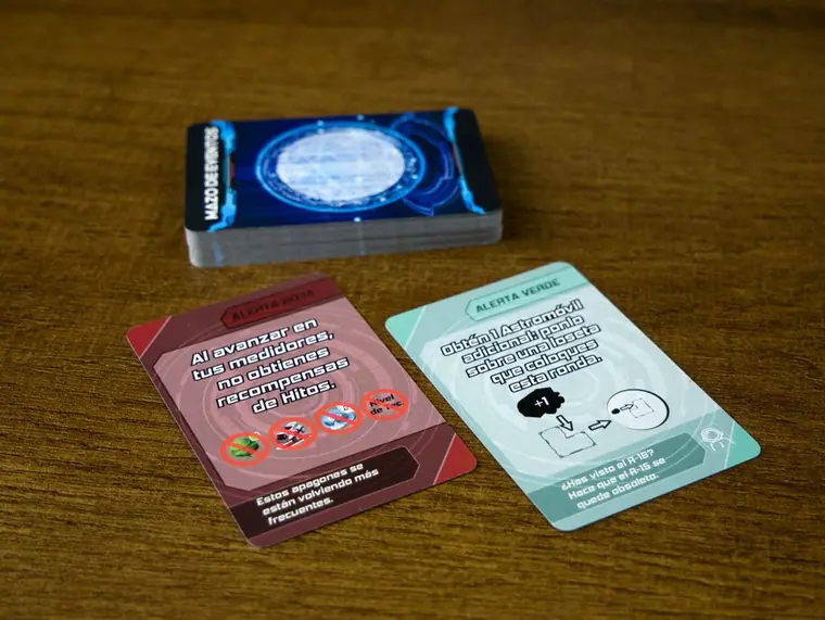 El mazo de eventos y dos cartas de alerta