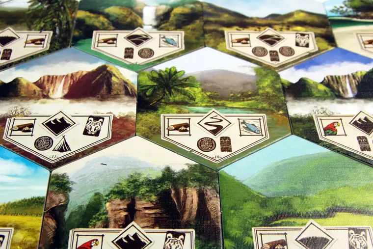 Las losetas de isla exploradas sobre el tablero