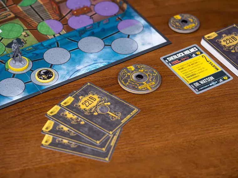 Sherlock Holmes y el Dr. Watson, con cartas y diales