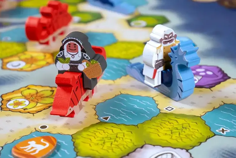 Capitanes y criaturas sobre el mapa de islas