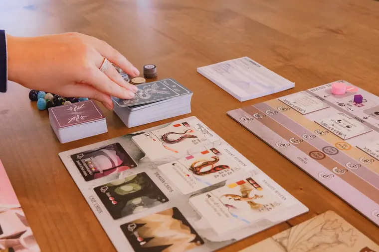 Un tablero de jugador con cartas de dragón y de cueva